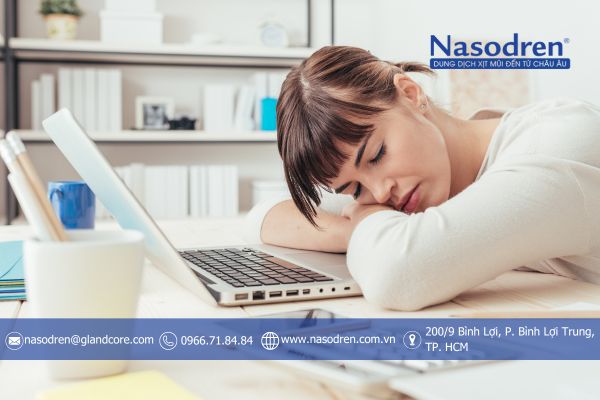 ngủ trên bàn làm việc